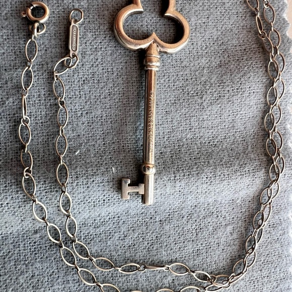 Tiffany Key Necklace with Oval chain - Picture 2 of 4